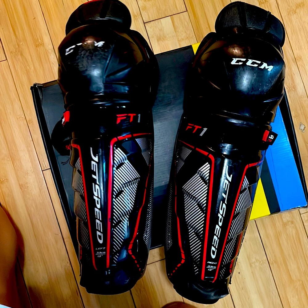 Hockey knee pads